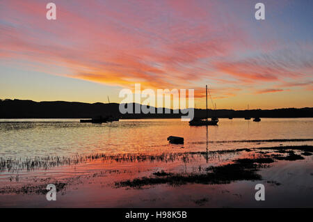 Südafrika, Garden Route: Boote und Sonnenuntergang am Hafen von Thesen Islands, eine mehrfach preisgekrönte Marina Entwicklung an der Knysna Flussmündung Stockfoto