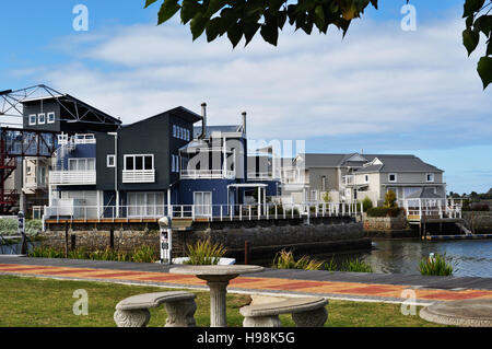 Südafrika, Garden Route: die Häuser und die Skyline von Thesen Islands, eine mehrfach preisgekrönte Marina Entwicklung an der Knysna Flussmündung Stockfoto