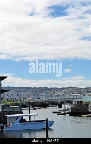 Südafrika, Garden Route: die Häuser und die Skyline von Thesen Islands, eine mehrfach preisgekrönte Marina Entwicklung an der Knysna Flussmündung Stockfoto