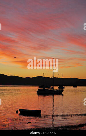 Südafrika, Garden Route: Boote und Sonnenuntergang am Hafen von Thesen Islands, eine mehrfach preisgekrönte Marina Entwicklung an der Knysna Flussmündung Stockfoto