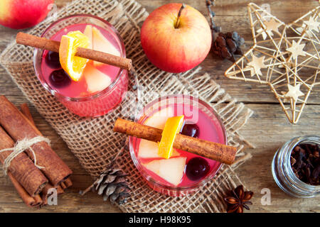 Leckere festliche Cranberry und Apfel-Cider (Weihnachtsgruß) - Getränke homemade Christmas Stockfoto