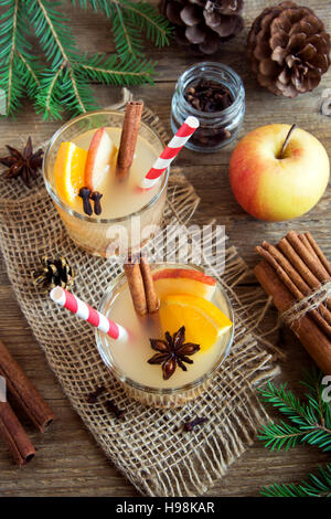 Hot Toddy (Apfel orange rum-Punsch) zu trinken, zu Weihnachten und Winterurlaub - festliche Weihnachten hausgemachte Getränke Stockfoto