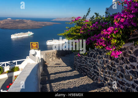 Kreuzfahrten vor Anker in der Caldera, Santorini, Ägäis, Kykladen, Griechenland Stockfoto