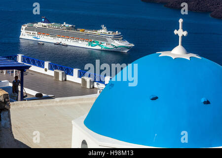 Kreuzfahrtschiff vor Anker in der Caldera, Santorini, Ägäis, Kykladen, Griechenland Stockfoto