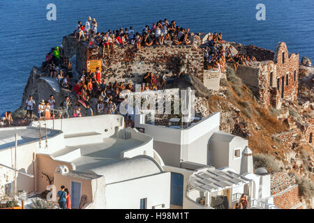 Santorini Griechenland Oia Burg Menge von Menschen Touristen warten auf Der Sonnenuntergang Stockfoto