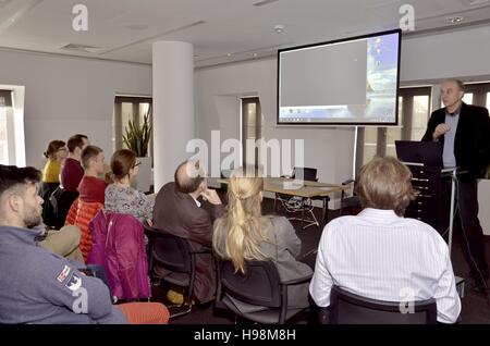 London, UK. 19. November 2016. Treffen in der Konsularabteilung der polnischen Botschaft in London mit den Organisatoren des Projekts polnische Himalaya 2018 (Polskie Himalaje 2018). Ziel des Projekts ist die Feier des 100. Jahrestages der Wiedererlangung Unabhängigkeit von Polen pro 2018 von Super Marathon in Kathmandu und trekking zum Everest Base Camp. Bildnachweis: Marcin Libera/Alamy Live-Nachrichten Stockfoto