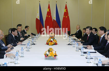 Lima, Peru. 19. November 2016. Chinesischen Staatspräsidenten Xi Jinping trifft sich mit seiner philippinischen Gegenstück Rodrigo Duterte in Lima, Peru, 19. November 2016. © Ju Peng/Xinhua/Alamy Live-Nachrichten Stockfoto