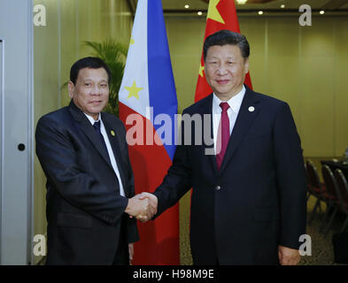 Lima, Peru. 19. November 2016. Chinese President Xi Jinping (R) trifft sich mit seiner philippinischen Gegenstück Rodrigo Duterte in Lima, Peru, 19. November 2016. © Ju Peng/Xinhua/Alamy Live-Nachrichten Stockfoto