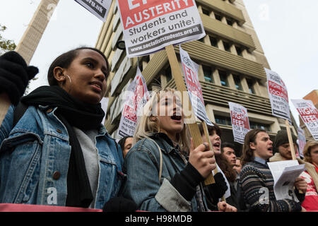 London, UK. 19. November 2016. Tausende von Studenten und Akademikern nehmen Teil an der nationalen Demonstration "Geeint für Bildung" organisiert die nationale Union der Studenten (NUS), die Universität und die Union College (UCU) im Zentrum von London. Die Demonstranten protestieren gegen die Gesetzesvorlage der Regierung Hochschulen Studiengebühren Gebührenerhöhung führt Vermarktlichung von Universitäten, College-Verschlüsse und Arbeitsplatzunsicherheit. Die Aktivisten fordern die Regierung auf verschrotteten Zuschüsse zurückbringen und priorisieren kostenlos, zugänglich und hochwertige Hochschulbildung für alle. Bildnachweis: Wiktor Szymanowicz/Alamy Live Ne Stockfoto