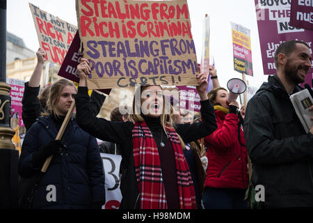 London, UK. 19. November 2016. Tausende von Studenten und Akademikern nehmen Teil an der nationalen Demonstration "Geeint für Bildung" organisiert die nationale Union der Studenten (NUS), die Universität und die Union College (UCU) im Zentrum von London. Die Demonstranten protestieren gegen die Gesetzesvorlage der Regierung Hochschulen Studiengebühren Gebührenerhöhung führt Vermarktlichung von Universitäten, College-Verschlüsse und Arbeitsplatzunsicherheit. Die Aktivisten fordern die Regierung auf verschrotteten Zuschüsse zurückbringen und priorisieren kostenlos, zugänglich und hochwertige Hochschulbildung für alle. Bildnachweis: Wiktor Szymanowicz/Alamy Live Ne Stockfoto