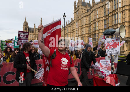 London, UK. 19. November 2016. Tausende von Studenten und Akademikern nehmen Teil an der nationalen Demonstration "Geeint für Bildung" organisiert die nationale Union der Studenten (NUS), die Universität und die Union College (UCU) im Zentrum von London. Die Demonstranten protestieren gegen die Gesetzesvorlage der Regierung Hochschulen Studiengebühren Gebührenerhöhung führt Vermarktlichung von Universitäten, College-Verschlüsse und Arbeitsplatzunsicherheit. Die Aktivisten fordern die Regierung auf verschrotteten Zuschüsse zurückbringen und priorisieren kostenlos, zugänglich und hochwertige Hochschulbildung für alle. Bildnachweis: Wiktor Szymanowicz/Alamy Live Ne Stockfoto