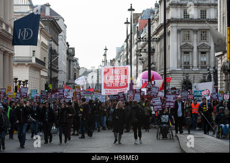 London, UK. 19. November 2016. Tausende von Studenten und Akademikern nehmen Teil an der nationalen Demonstration "Geeint für Bildung" organisiert die nationale Union der Studenten (NUS), die Universität und die Union College (UCU) im Zentrum von London. Die Demonstranten protestieren gegen die Gesetzesvorlage der Regierung Hochschulen Studiengebühren Gebührenerhöhung führt Vermarktlichung von Universitäten, College-Verschlüsse und Arbeitsplatzunsicherheit. Die Aktivisten fordern die Regierung auf verschrotteten Zuschüsse zurückbringen und priorisieren kostenlos, zugänglich und hochwertige Hochschulbildung für alle. Bildnachweis: Wiktor Szymanowicz/Alamy Live Ne Stockfoto