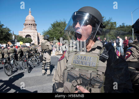 Austin, USA. 19. November 2016. Austin, Texas USA 19. November 2016: Mehrere Personen wurden als weiße Rassisten protestieren die Enthüllung einer afroamerikanischen Denkmal konfrontiert Zähler Demonstranten in einem stundenlangen Zusammenstoß Samstag im Texas Capitol verhaftet. Keine Verletzungen wurden berichtet. Bildnachweis: Bob Dämmrich/Alamy Live-Nachrichten Stockfoto