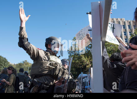 Austin, USA. 19. November 2016. Austin, Texas USA 19. November 2016: Mehrere Personen wurden als weiße Rassisten protestieren die Enthüllung einer afroamerikanischen Denkmal konfrontiert Zähler Demonstranten in einem stundenlangen Zusammenstoß Samstag im Texas Capitol verhaftet. Keine Verletzungen wurden berichtet. Bildnachweis: Bob Dämmrich/Alamy Live-Nachrichten Stockfoto