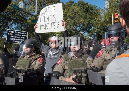 Austin, USA. 19. November 2016. Austin, Texas USA 19. November 2016: Mehrere Personen wurden als weiße Rassisten protestieren die Enthüllung einer afroamerikanischen Denkmal konfrontiert Zähler Demonstranten in einem stundenlangen Zusammenstoß Samstag im Texas Capitol verhaftet. Keine Verletzungen wurden berichtet. Bildnachweis: Bob Dämmrich/Alamy Live-Nachrichten Stockfoto