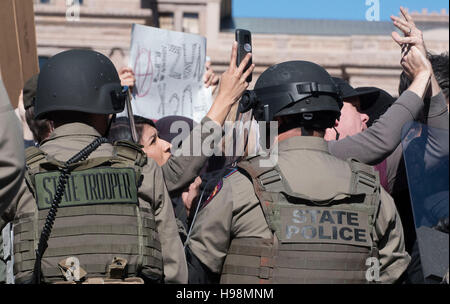 Austin, USA. 19. November 2016. Austin, Texas USA 19. November 2016: Mehrere Personen wurden als weiße Rassisten protestieren die Enthüllung einer afroamerikanischen Denkmal konfrontiert Zähler Demonstranten in einem stundenlangen Zusammenstoß Samstag im Texas Capitol verhaftet. Keine Verletzungen wurden berichtet. Bildnachweis: Bob Dämmrich/Alamy Live-Nachrichten Stockfoto