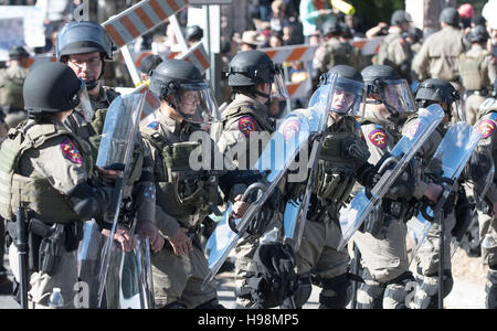 DPS Offiziere in Kampfmontur halten weißen lebt Substanz Demonstranten mit Ausnahme derjenigen protestieren gegen sie in der Nähe der Hauptstadt von Texas. Stockfoto