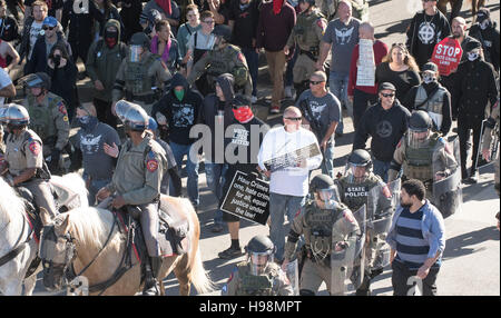 DPS Offiziere in Kampfmontur halten weißen lebt Substanz Demonstranten mit Ausnahme derjenigen protestieren gegen sie in der Nähe der Hauptstadt von Texas. Stockfoto