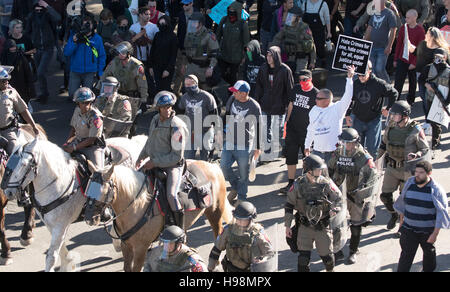 DPS Offiziere in Kampfmontur halten weißen lebt Substanz Demonstranten mit Ausnahme derjenigen protestieren gegen sie in der Nähe der Hauptstadt von Texas. Stockfoto