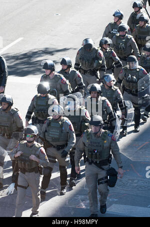 DPS Offiziere in Kampfmontur im Dienst als weiße Rassisten Rallye nach Enthüllung des afrikanisch-amerikanischen Denkmal bei Texas Capital Stockfoto