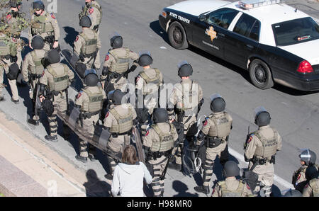 DPS Offiziere in Kampfmontur im Dienst als weiße Rassisten Rallye nach Enthüllung des afrikanisch-amerikanischen Denkmal bei Texas Capital Stockfoto