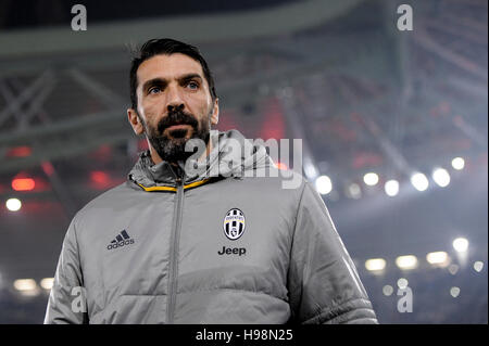 Turin, Italien. 19. November 2016. Gianluigi Buffon von Juventus FC blickt auf vor der Serie A Fußballspiel zwischen Juventus FC und Pescara Calcio. Bildnachweis: Nicolò Campo/Alamy Live-Nachrichten Stockfoto