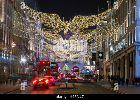 London, UK.  19. November 2016.  Die jährliche Weihnachtsbeleuchtung sind als Käufer drängen sich die Straße an einem belebten Samstag Abend in der Regent Street gesehen. Bildnachweis: Stephen Chung / Alamy Live News Stockfoto