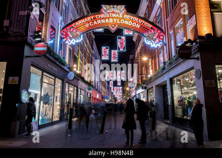 London, UK.  19. November 2016.  Die jährliche Weihnachtsbeleuchtung sind als Käufer drängen sich die Straße an einem belebten Samstag Abend in der Carnaby Street gesehen. Bildnachweis: Stephen Chung / Alamy Live News Stockfoto