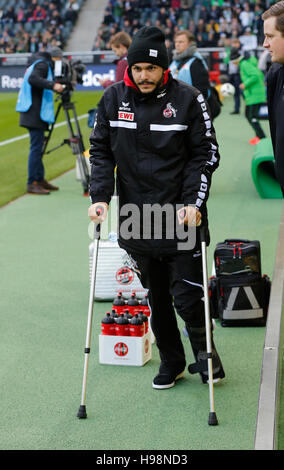 Mönchengladbach, Deutschland. 19. November 2016. Bundesliga Spieltag 11, Borussia Moenchengladbach - 1. FC Köln: Leonardo Bittencourt (Köln) mit Gehhilfe. Bildnachweis: Jürgen Schwarz/Alamy Live-Nachrichten Stockfoto