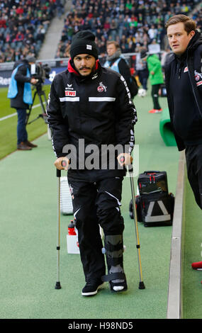 Mönchengladbach, Deutschland. 19. November 2016. Bundesliga Spieltag 11, Borussia Moenchengladbach - 1. FC Köln: Leonardo Bittencourt (Köln) mit Gehhilfe. Bildnachweis: Jürgen Schwarz/Alamy Live-Nachrichten Stockfoto