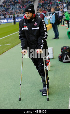 Mönchengladbach, Deutschland. 19. November 2016. Bundesliga Spieltag 11, Borussia Moenchengladbach - 1. FC Köln: Leonardo Bittencourt (Köln) mit Gehhilfe. Bildnachweis: Jürgen Schwarz/Alamy Live-Nachrichten Stockfoto