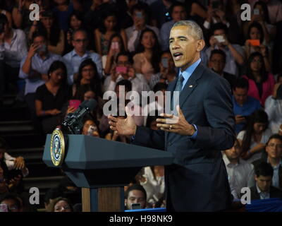 Lima, Peru. 19. November 2016. Barack Obama, Präsident der Vereinigten Staaten von Amerika, behandelt eine Versammlung junger Führungskräfte von Amerika (YLAI), an der Pontificia Universidad Catolica del Peru in Lima, im Rahmen der APEC 2016 treffen. (c) Carlos Garcia Granthon/Fotoholica/Alamy Live-Nachrichten Stockfoto