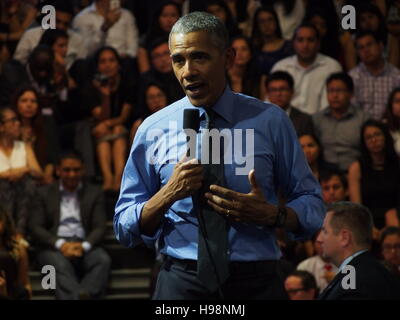 Lima, Peru. 19. November 2016. Barack Obama, Präsident der Vereinigten Staaten von Amerika, behandelt eine Versammlung junger Führungskräfte von Amerika (YLAI), an der Pontificia Universidad Catolica del Peru in Lima, im Rahmen der APEC 2016 treffen. (c) Carlos Garcia Granthon/Fotoholica/Alamy Live-Nachrichten Stockfoto