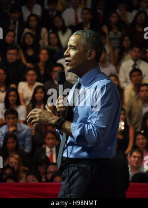 Lima, Peru. 19. November 2016. Barack Obama, Präsident der Vereinigten Staaten von Amerika, behandelt eine Versammlung junger Führungskräfte von Amerika (YLAI), an der Pontificia Universidad Catolica del Peru in Lima, im Rahmen der APEC 2016 treffen. (c) Carlos Garcia Granthon/Fotoholica/Alamy Live-Nachrichten Stockfoto