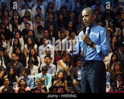 Lima, Peru. 19. November 2016. Barack Obama, Präsident der Vereinigten Staaten von Amerika, behandelt eine Versammlung junger Führungskräfte von Amerika (YLAI), an der Pontificia Universidad Catolica del Peru in Lima, im Rahmen der APEC 2016 treffen. (c) Carlos Garcia Granthon/Fotoholica/Alamy Live-Nachrichten Stockfoto