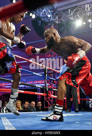 Las Vegas, Nevada, USA. 18. November 2016. Reynaldo Blanco Schlachten Demond Brock bei "Knockout Nacht im the D" präsentiert von D Las Vegas und DLVEC und gefördert durch Roy Jones Jr. Credit: Ken Howard/Alamy Live News Stockfoto