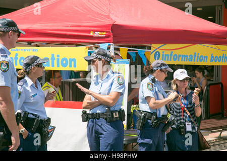 Avalon Beach, Sydney, Australien. 20th. November 2016. Jährlicher Sommermarkttag in diesem Strandvorort an den nördlichen Stränden von Sydney. Polizeibeamte aus New South Wales, Sydney, beim Informationsstand. Kredit: model10/Alamy Live Nachrichten Stockfoto