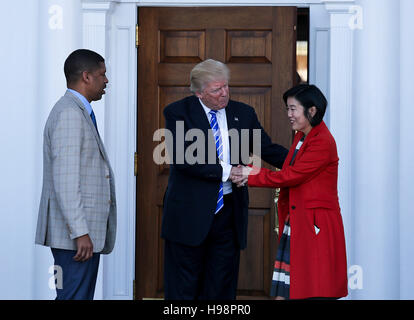 Bedminster, USA. 19. November 2016. United States President-elect Donald Trump (C) grüßt Bürgermeister von Sacramento, CA, Kevin Johnson (L) und ehemaliger Bundeskanzler der öffentlichen Schulen in Washington DC Michelle Rhee (R) am Clubhaus des Trump International Golf Club, 19. November 2016 in Bedminster Township, New Jersey. Bildnachweis: MediaPunch Inc/Alamy Live-Nachrichten Stockfoto