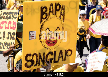 Kuala Lumpur, Malaysia. 19. November 2016.  Malaysische tragen gelbe T-shirt Rallye für eine bessere und hellere Malaysia, 'Bersih 5'. Malaysische äußern um die Welt über große Korruption und Vertuschung in Malaysia. Bildnachweis: Danny Chan/Alamy Live-Nachrichten. Stockfoto