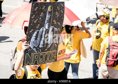 Kuala Lumpur, Malaysia. 19. November 2016.  Malaysische tragen gelbe T-shirt Rallye für eine bessere und hellere Malaysia, 'Bersih 5'. Malaysische äußern um die Welt über große Korruption und Vertuschung in Malaysia. Bildnachweis: Danny Chan/Alamy Live-Nachrichten. Stockfoto