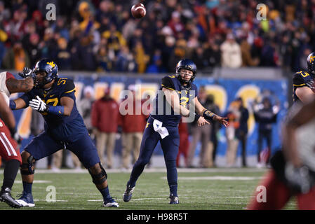 Morgantown, West Virginia, USA. 19. November 2016. West Virginia Mountaineers Quarterback SKYLER HOWARD #3 wirft einen Pass während eines Spiels in Mountaineer Field in Morgantown, WV gespielt. Oklahoma schlagen WVU 56-28. © Ken Inness/ZUMA Draht/Alamy Live-Nachrichten Stockfoto