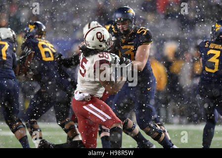 Morgantown, West Virginia, USA. 19. November 2016. West Virginia Mountaineers beleidigender Störungssucher COLTON MCKIVITZ #53 Blöcke im Pass-Schutz, Oklahoma Sooners defensive End AUSTIN ROBERTS (95) in einem starkem Schneefall während eines Spiels gespielt in Mountaineer Field in Morgantown, WV. Oklahoma schlagen WVU 56-28. © Ken Inness/ZUMA Draht/Alamy Live-Nachrichten Stockfoto