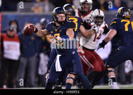 Morgantown, West Virginia, USA. 19. November 2016. West Virginia Mountaineers Quarterback SKYLER HOWARD #3 wirft einen Pass während eines Spiels in Mountaineer Field in Morgantown, WV gespielt. Oklahoma schlagen WVU 56-28. © Ken Inness/ZUMA Draht/Alamy Live-Nachrichten Stockfoto