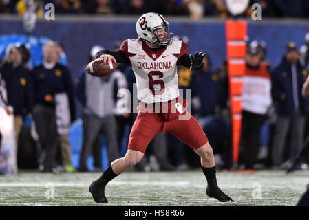 Morgantown, West Virginia, USA. 19. November 2016. Oklahoma Sooners quarterback BAKER MAYFIELD (6) wirft ein Pass während eines Spiels in Mountaineer Field in Morgantown, WV gespielt. Oklahoma schlagen WVU 56-28. © Ken Inness/ZUMA Draht/Alamy Live-Nachrichten Stockfoto