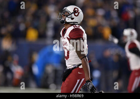 Morgantown, West Virginia, USA. 19. November 2016. Oklahoma Sooners Sicherheit STEVEN PARKER (10) feiert einen Umsatz während eines Spiels in Mountaineer Field in Morgantown, WV gespielt. Oklahoma schlagen WVU 56-28. © Ken Inness/ZUMA Draht/Alamy Live-Nachrichten Stockfoto