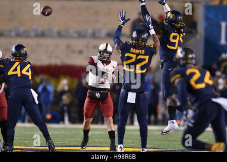 Morgantown, West Virginia, USA. 19. November 2016. Oklahoma Sooners quarterback BAKER MAYFIELD (6) wirft ein Pass während eines Spiels in Mountaineer Field in Morgantown, WV gespielt. Oklahoma schlagen WVU 56-28. © Ken Inness/ZUMA Draht/Alamy Live-Nachrichten Stockfoto