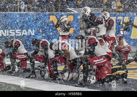 Morgantown, West Virginia, USA. 19. November 2016. Universität von Oklahoma Fußball-Teamspieler beten bei starkem Schneefall, bevor der University of Oklahoma V West Virginia University Spiel an Mountaineer Field, Mailand Puskar Stadium, Morgantown, West Virginia statt. © Amy Sanderson/ZUMA Draht/Alamy Live-Nachrichten Stockfoto