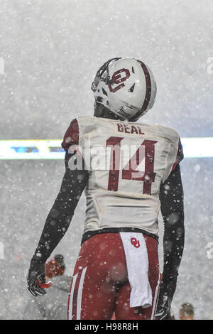 Morgantown, West Virginia, USA. 19. November 2016. Universität von Oklahoma Linebacker EMMANUEL BEAL (14) Uhren sein Team bei einem schweren Schneefall während des University of Oklahoma V West Virginia University Spiels abgehaltenen Mountaineer Field, Mailand Puskar Stadium, Morgantown, West Virginia. © Amy Sanderson/ZUMA Draht/Alamy Live-Nachrichten Stockfoto