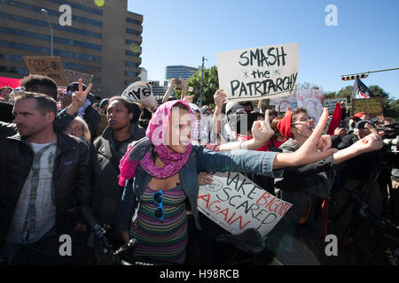 Austin, TX, USA. 19. November 2016. Trauer zeigt auf den ersten Blick ein Counter Demonstrant bei einer weißen lebt Substanz Kundgebung vor der Landeshauptstadt in Austin, TX. Die weißen lebt Substanz Gruppe forderten viele tragen Gewehre Gleichbehandlung für weiße Menschen. Bildnachweis: Rustin Gudim/ZUMA Draht/Alamy Live-Nachrichten Stockfoto