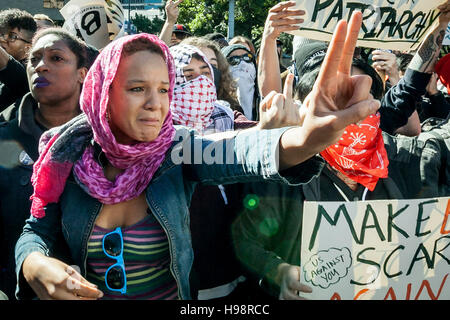 Austin, TX, USA. 19. November 2016. Trauer zeigt auf den ersten Blick ein Counter Demonstrant bei einer weißen lebt Substanz Kundgebung vor der Landeshauptstadt in Austin, TX. Die weißen lebt Substanz Gruppe forderten viele tragen Gewehre Gleichbehandlung für weiße Menschen. Bildnachweis: Rustin Gudim/ZUMA Draht/Alamy Live-Nachrichten Stockfoto